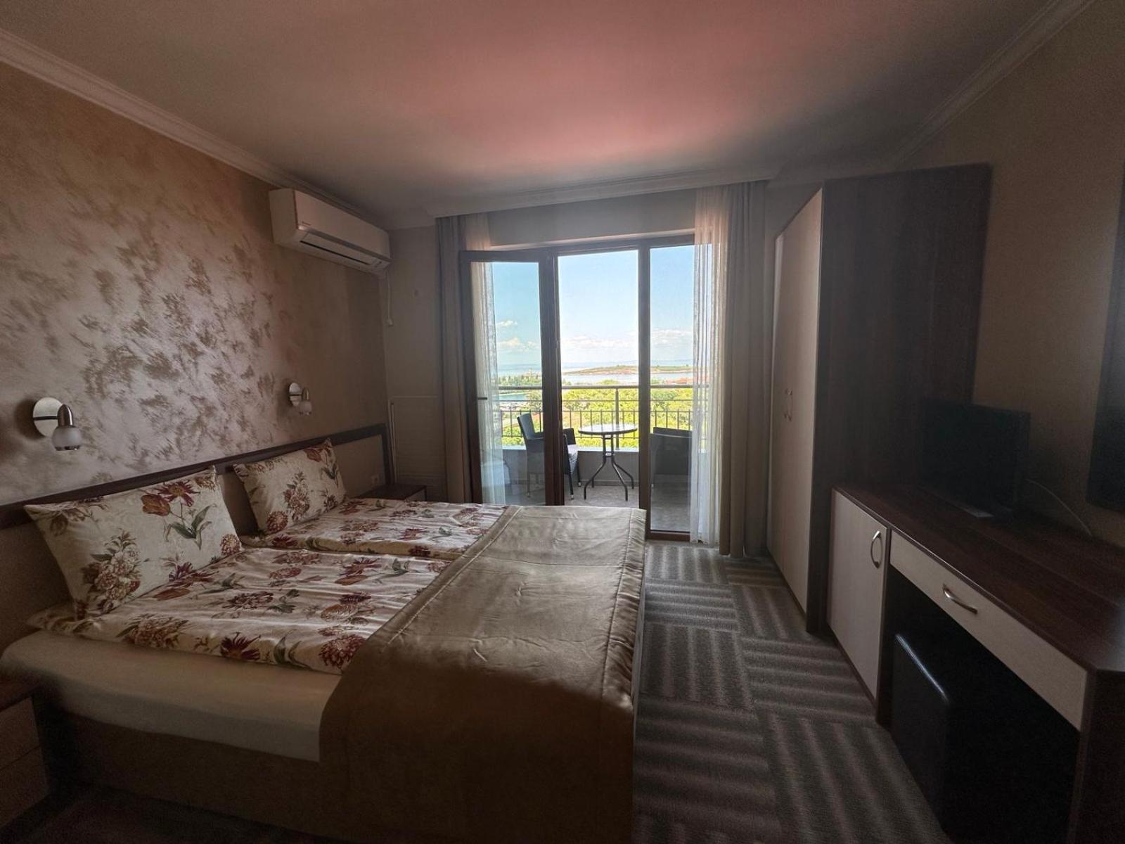 Family Hotel Radiana Sozopol Exteriör bild